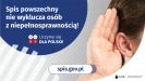 Na górze grafiki jest napis: Spis powszechny nie wyklucza osób z niepełnosprawnością! Poniżej umieszczone są cztery małe koła ze znakami dodawania, odejmowania, mnożenia i dzielenia, obok nich napis: Liczymy się dla Polski! Po prawej stronie grafiki widać dłoń przyłożoną do ucha. Na dole grafiki jest adres strony internetowej: spis.gov.pl. Obok jest logotyp spisu: dwa nachodzące na siebie pionowo koła, GUS, pionowa kreska, Narodowy Spis Powszechny Ludności i Mieszkań 2021.